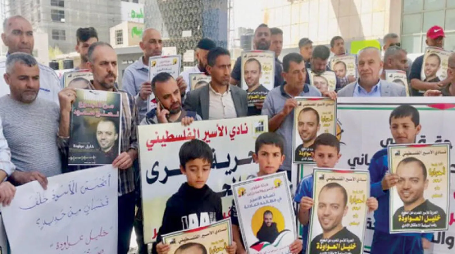 وقفة لـ«نادي الأسير الفلسطيني» أبريل الماضي تطالب بالإفراج عن أسير مضرب (شبكات اجتماعية)