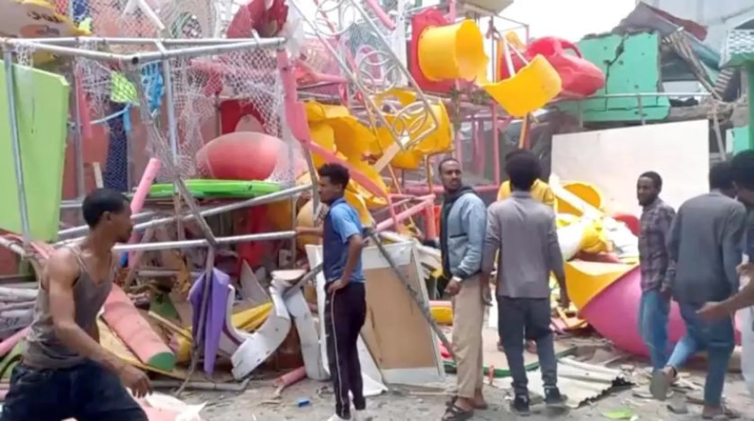 Etiyopya'nın Tigray bölgesinin başkenti Mekelle'de hava saldırısı sonucu bir anaokulu alanında meydana gelen yıkımın bir kısmı (Reuters)