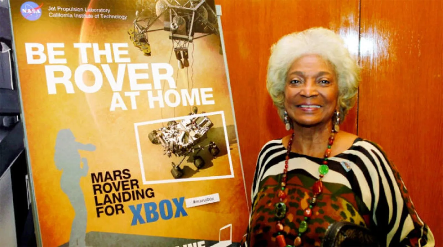 يُنسب الفضل إلى نيتشيل نيكولز بالمساعدة في إعادة تحديد أدوار هوليوود للممثلين السود (رويترز)