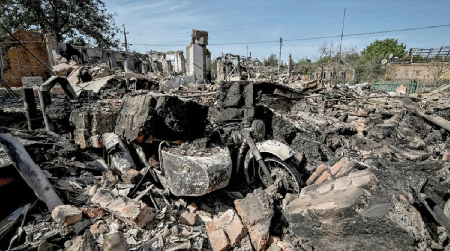 منازل سكنية دمرها القصف في منطقة زابوريجيا أمس (رويترز)