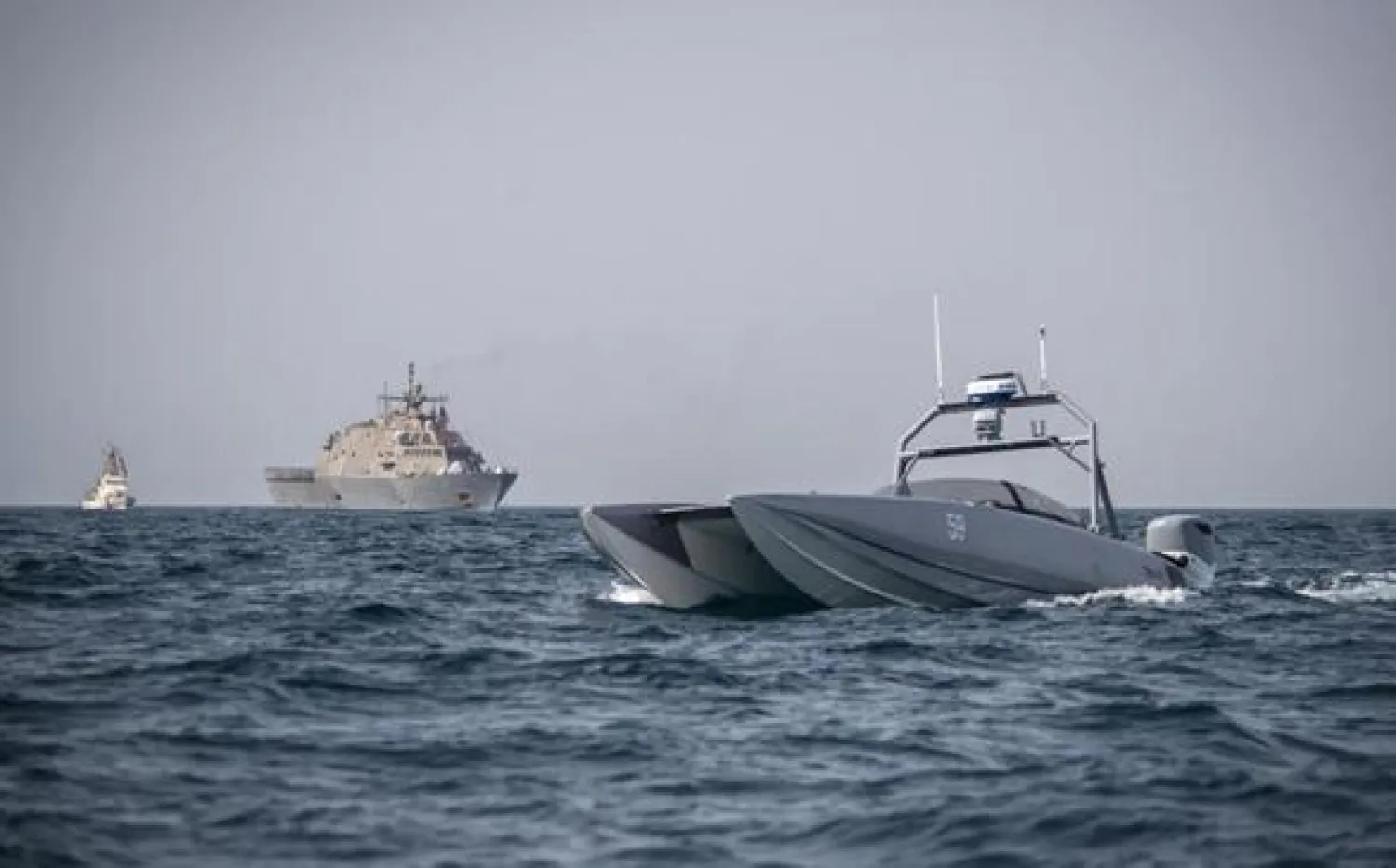 مسيرة بحرية عائمة وسفينة «يو إس إس سيو سيتي» الأميركية تبحران في الخليج العربي في 26 يونيو 2022 (البحرية الأميركية)