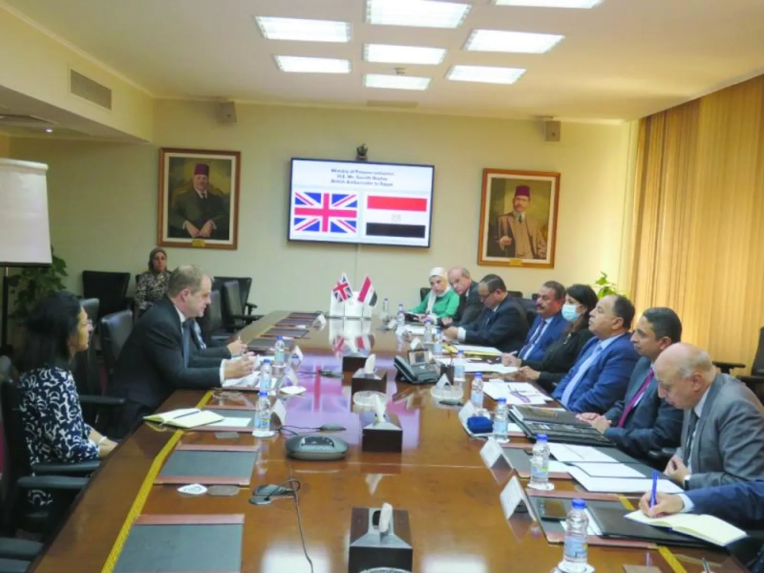 جانب من لقاء وزير المالية المصري للسفير البريطاني بالقاهرة (الشرق الأوسط)