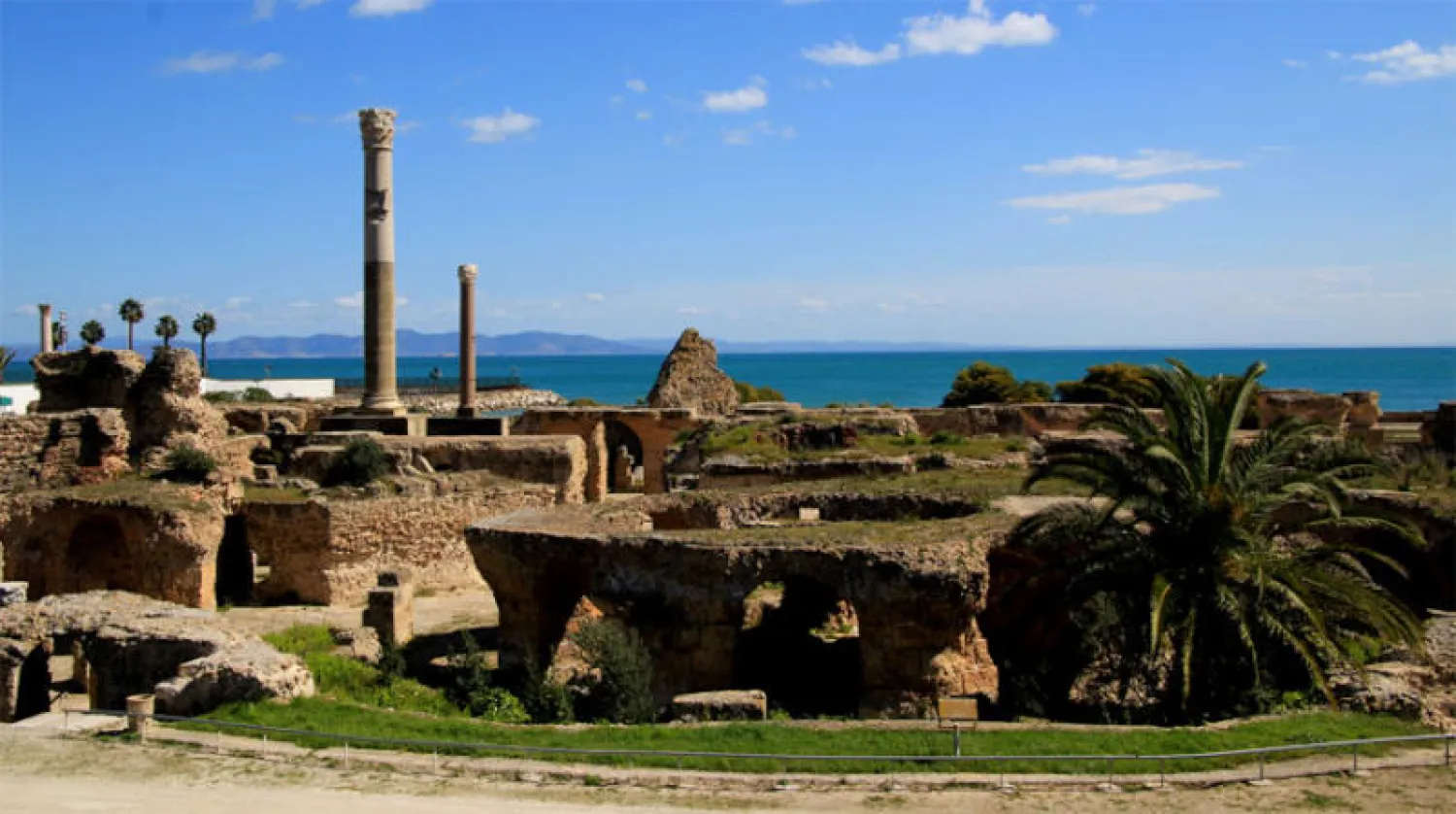 حمامات أنطونيوس بيوس من أكثر الهياكل الرومانية إقبالاً من السائحين في قرطاج (د.ب.أ)