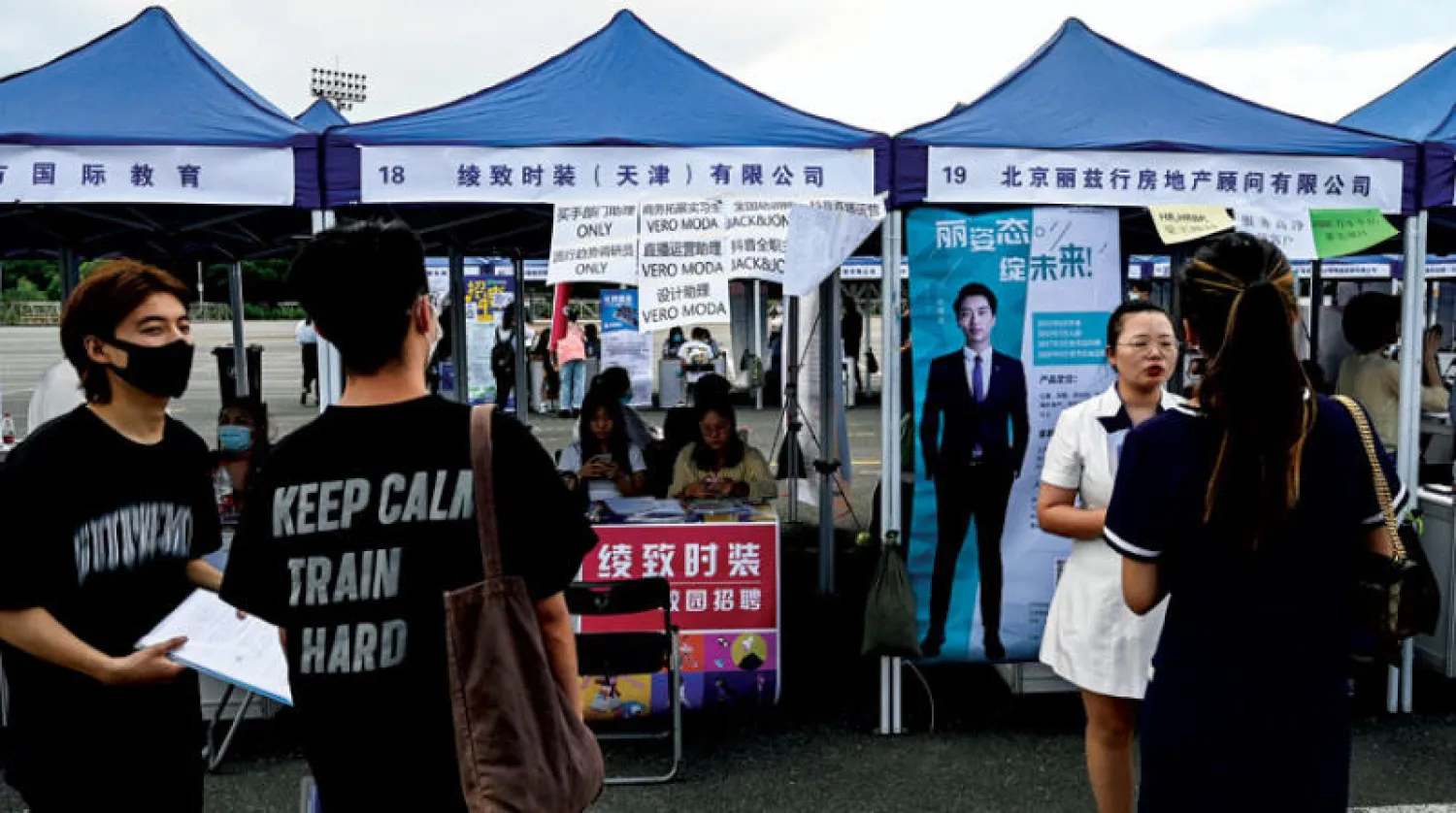 انعكس التباطؤ الاقتصادي في الصين على نسب البطالة بين الشباب (أ.ف.ب)