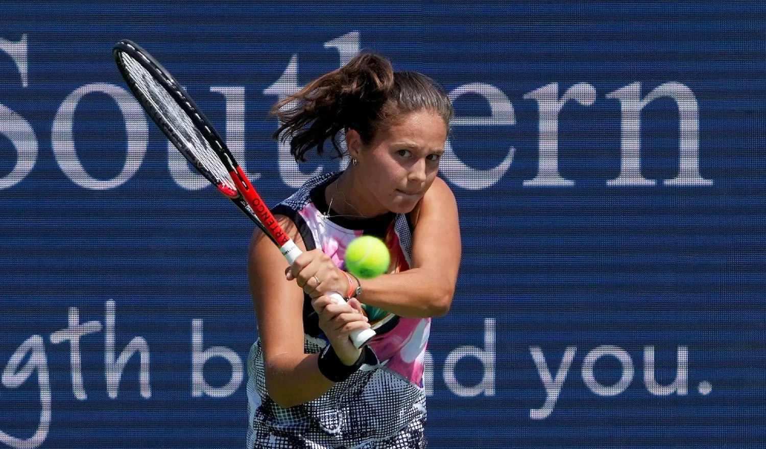 Daria Kasatkina of Russia plays a backhand during her match against Amanda Anisimova of the United States during the Western & Southern Open at the Lindner Family Tennis Center on August 15, 2022 in Mason, Ohio. (Getty Images/AFP)