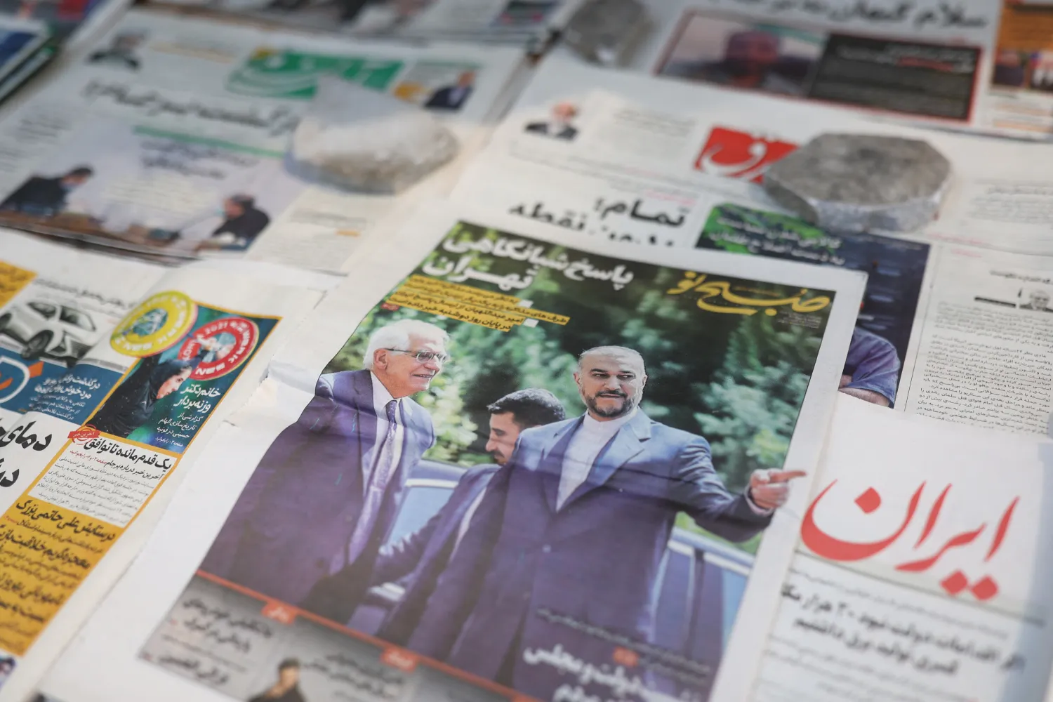 صحيفة «إيران» الحكومية تنشر صورة عبد اللهيان وبوريل على غلافها بعد تأكيد الردى الإيراني على المقترح الأوروبي في 16 أغسطس 2022