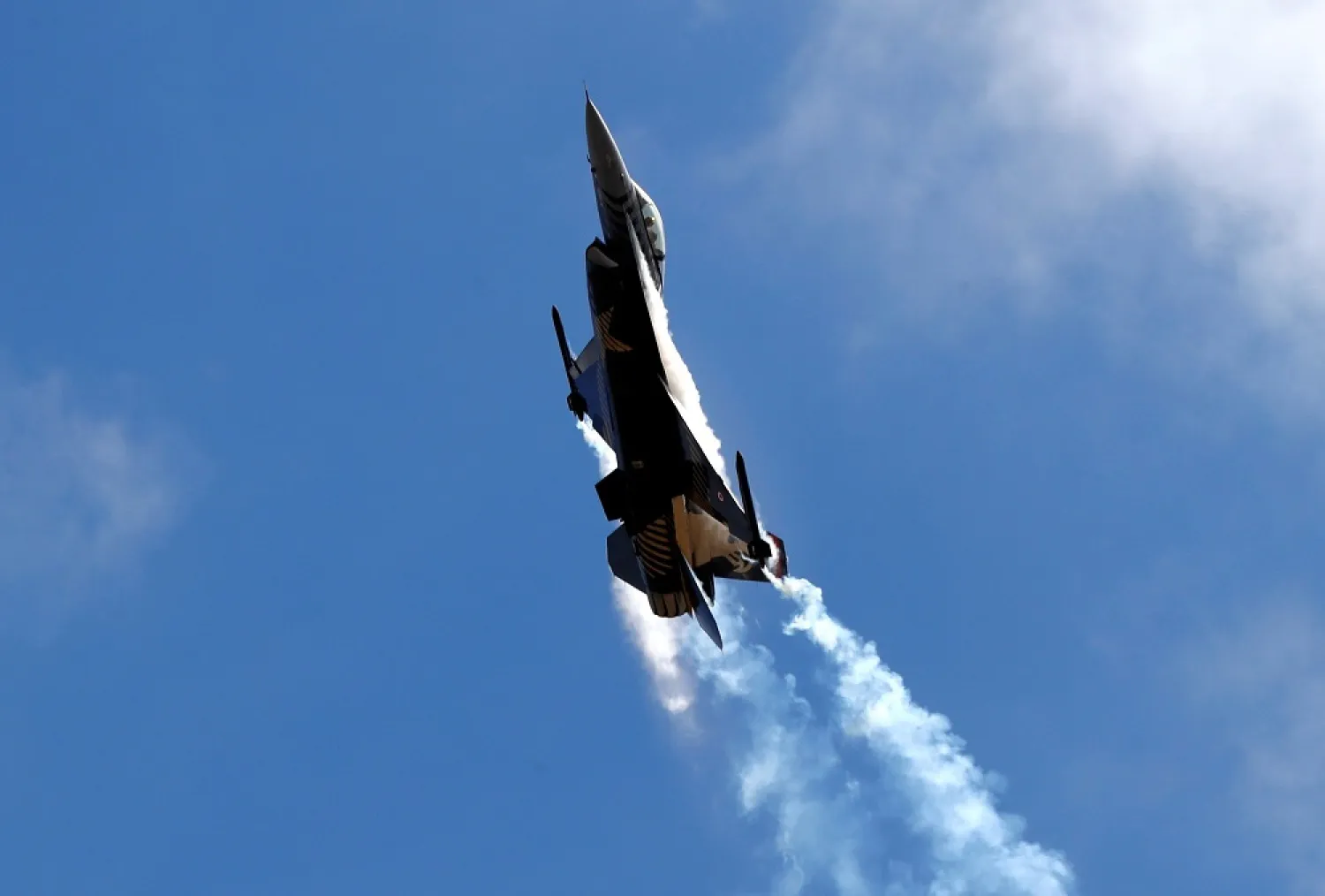 An F-16 aircraft of the Turkish Stars aerobatic team of the Turkish Air Forces Command performs during the Teknofest airshow over Istanbul Airport, Istanbul, Türkiye, Sept. 20, 2018. (Reuters)