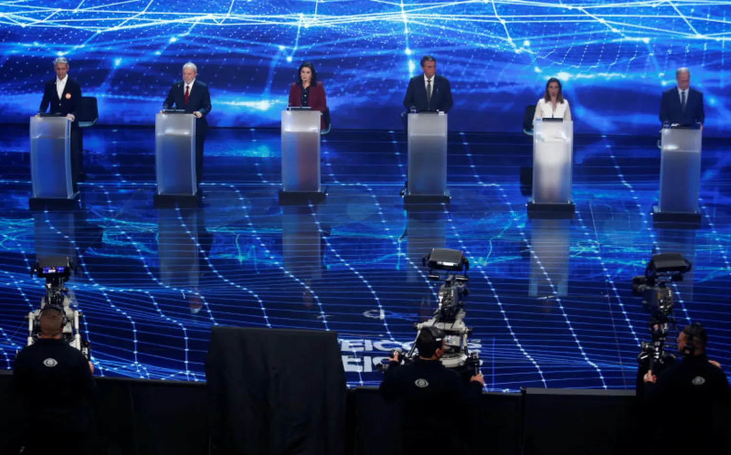 ستة من أصل 12 مرشحاً رئاسياً اعتلوا منصة المناظرة الرئاسية الأولى (رويترز)