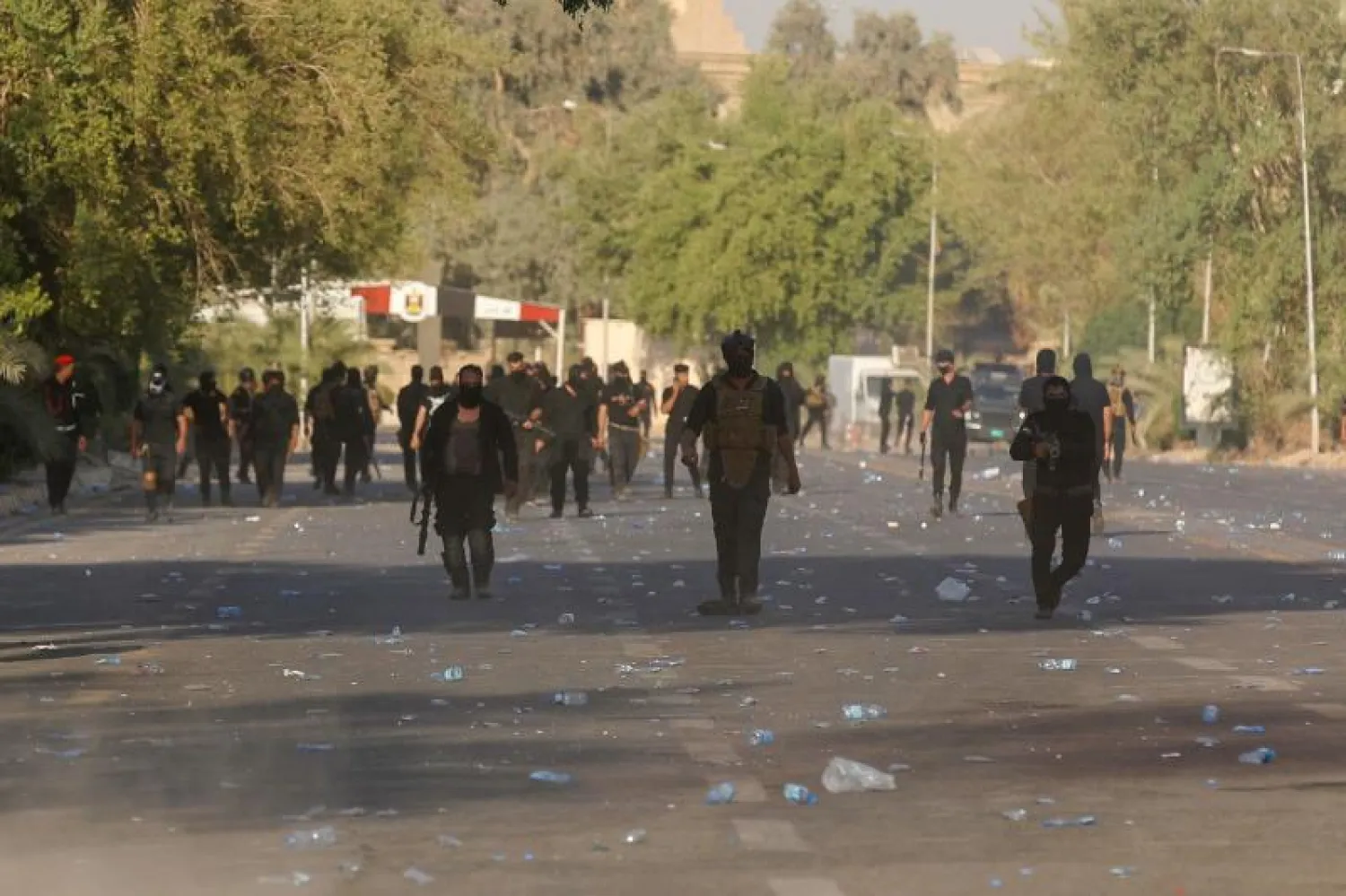 رجال الأمن العراقيون يتصدون لاقتحام المتظاهرين للمنطقة الخضراء (أ.ف.ب)