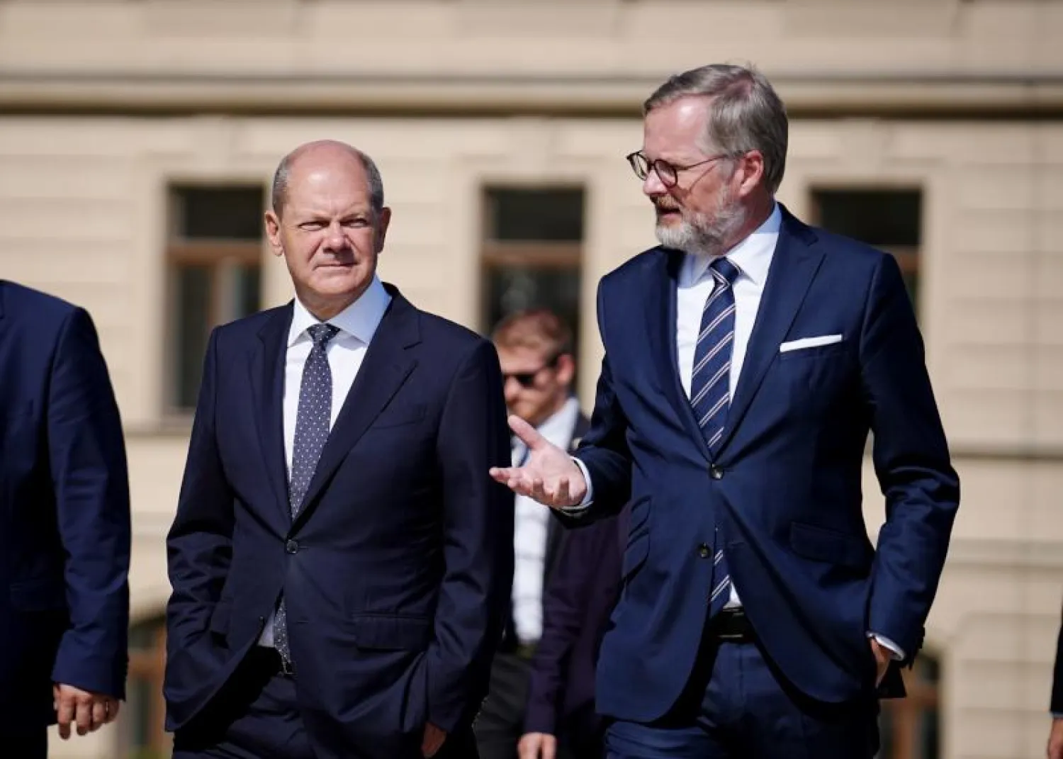 المستشار الالماني مع رئيس الوزراء التشيكي في براغ (د.ب.أ)