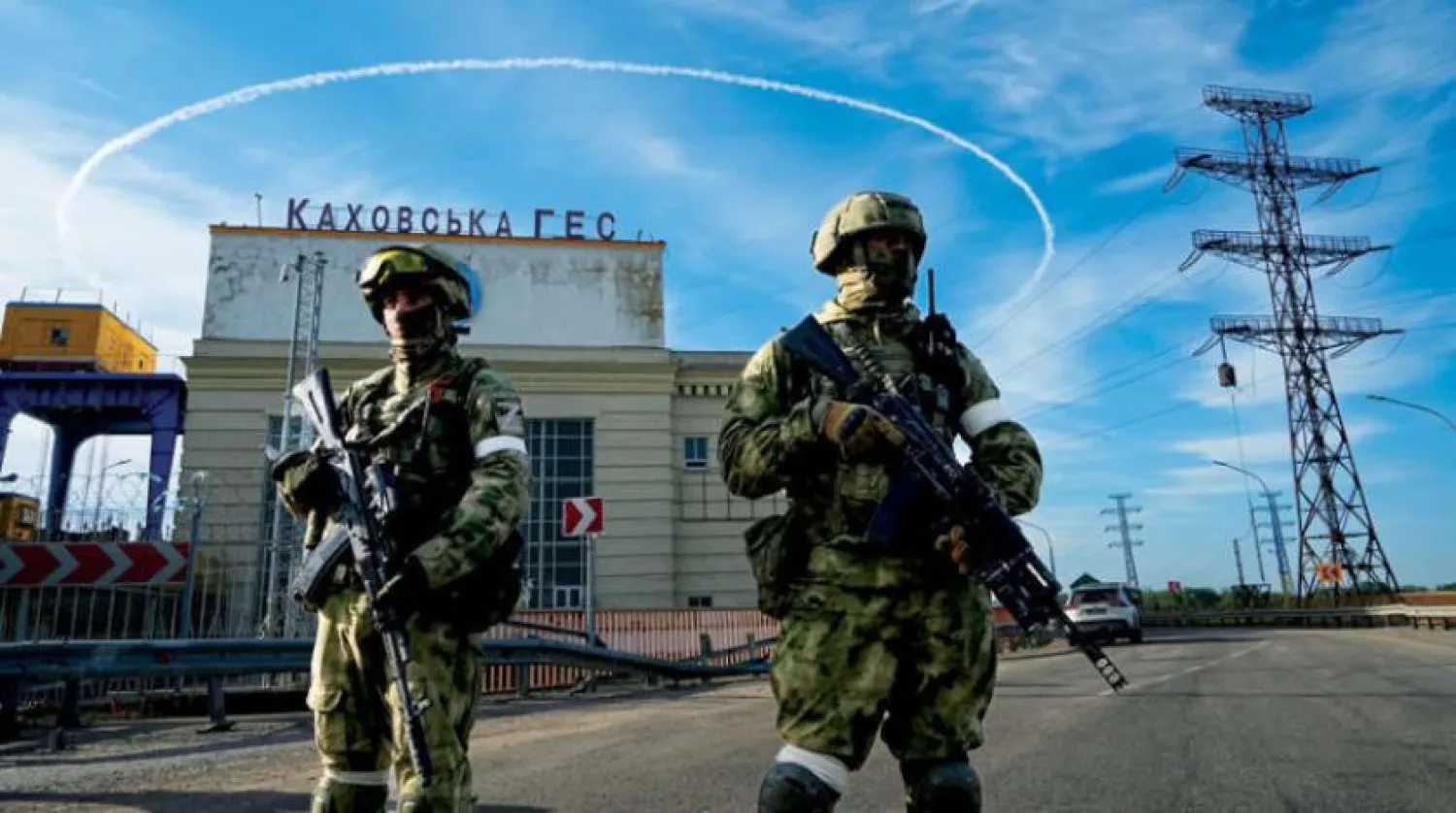 Herson’da elektrik santralini koruyan Rus askerlerinin 20 Mayıs’taki görüntüsü.  (AP)