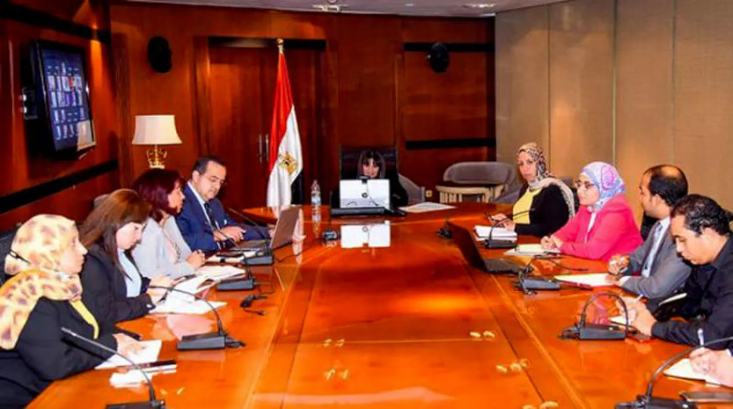 وزيرة الهجرة المصرية أثناء اجتماعها لمناقشة مشاكل الطلبة العائدين من أوكرانيا (وزارة الهجرة)