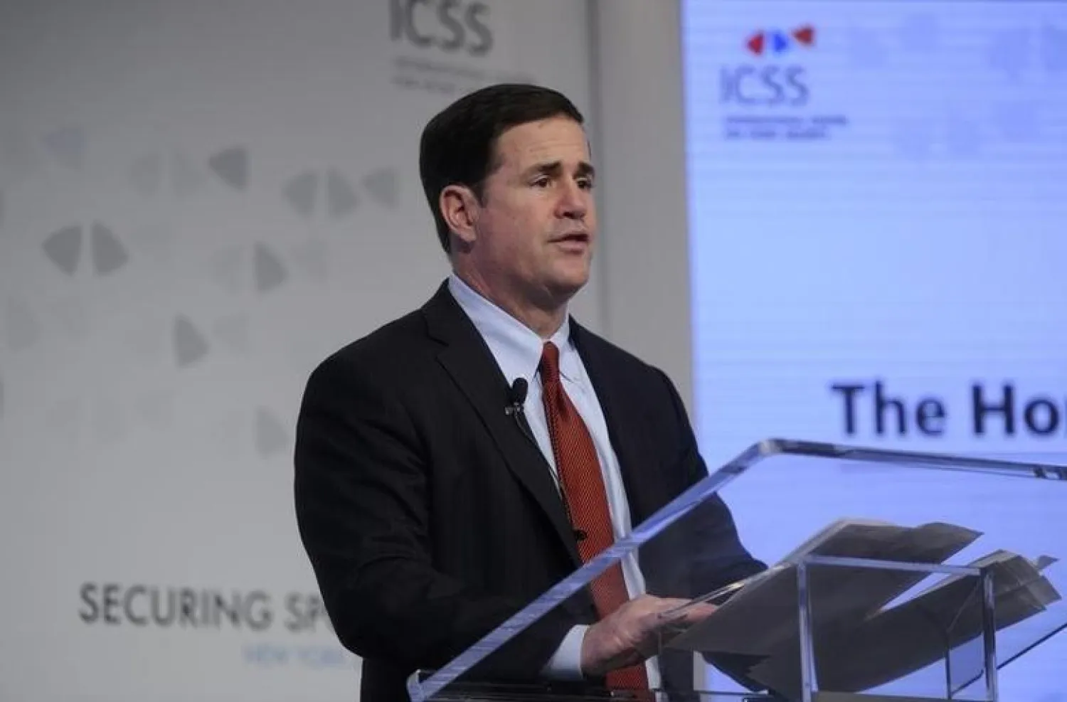 حاكم ولاية أريزونا الأميركية دوغ دوسي (رويترز)