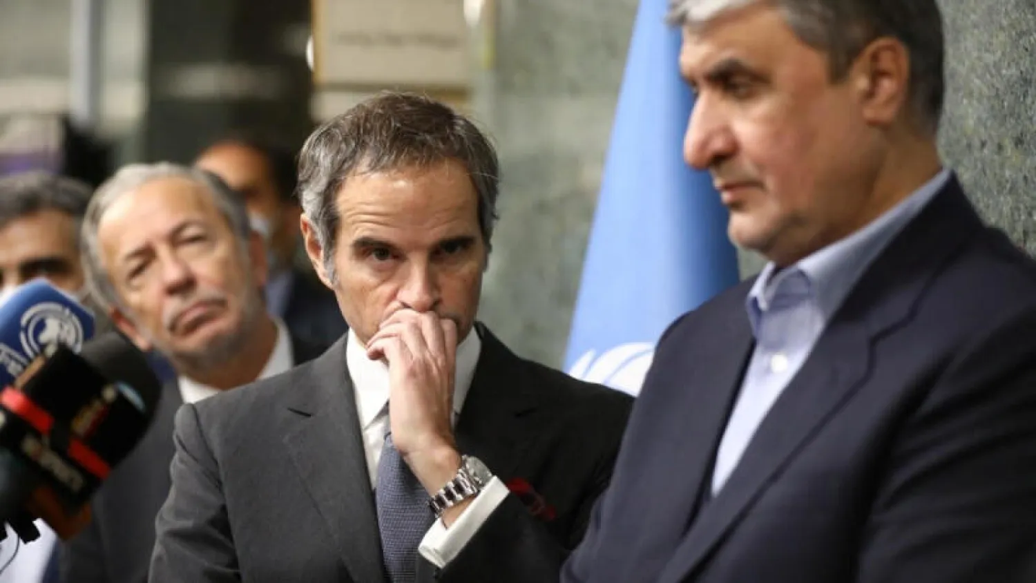 غروسي وإسلامي يعلنان الاتفاق على التحقيق بشأن المواقع السرية خلال مؤتمر صحافي في طهران مارس الماضي (رويترز)