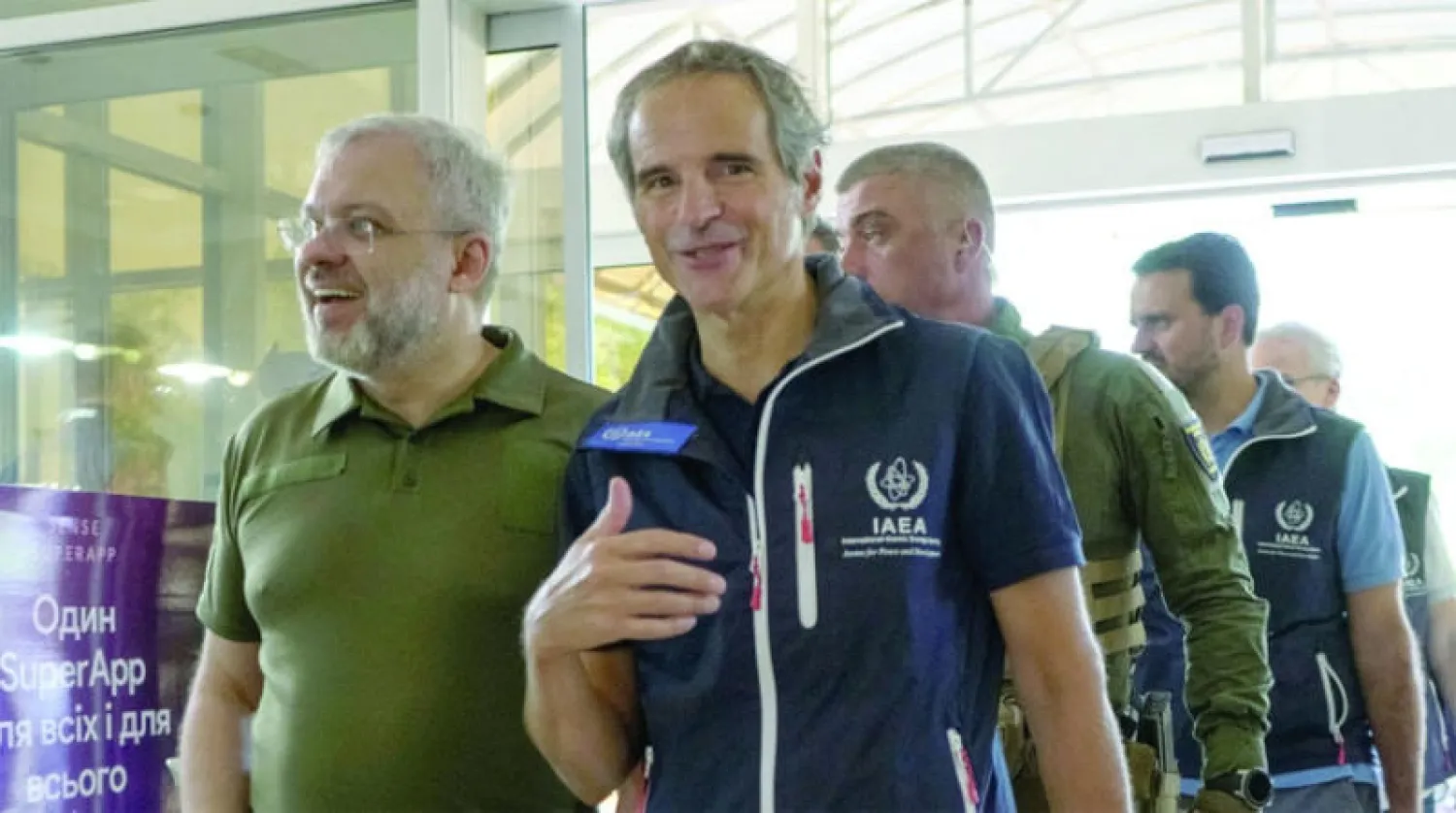 رئيس الوفد مدير الوكالة الدولية للطاقة الذرية رافاييلو غروسي لدى وصوله إلى مدينة زابوريجيا في جنوب أوكرانيا برفقة وزير الطاقة الأوكراني جيرمان جالوشينكو (رويترز)