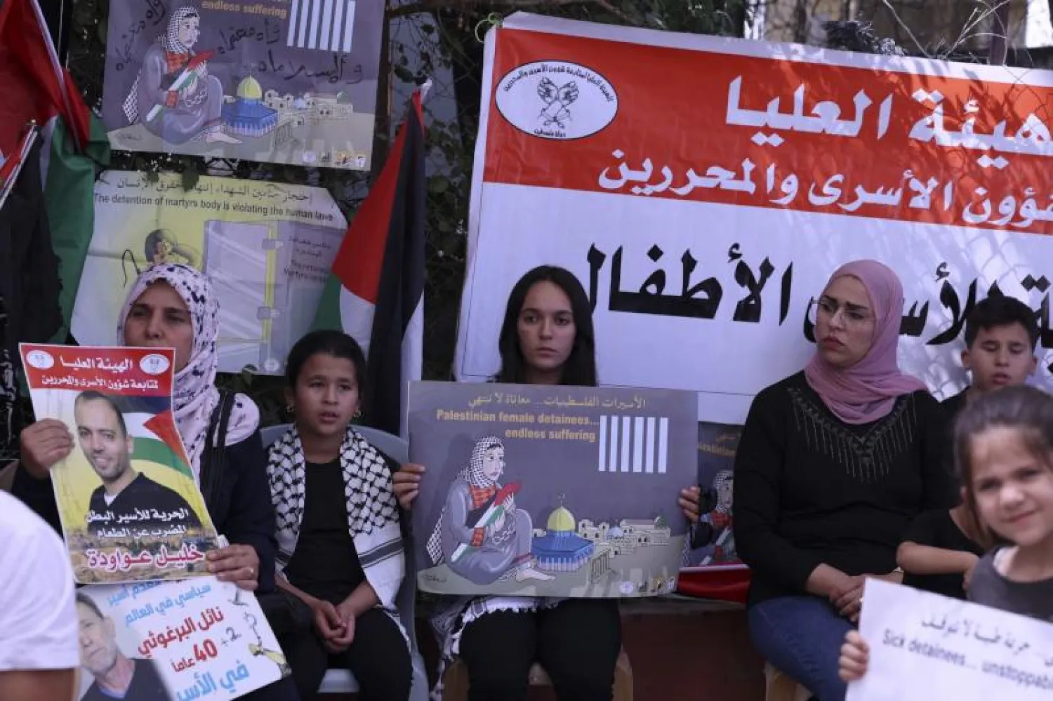 وقفة في رام الله خلال أغسطس أمام «اللجنة الدولية للصليب الأحمر» تضامناً مع الأسرى المحتجزين في السجون الإسرائيلية (أ.ف.ب)