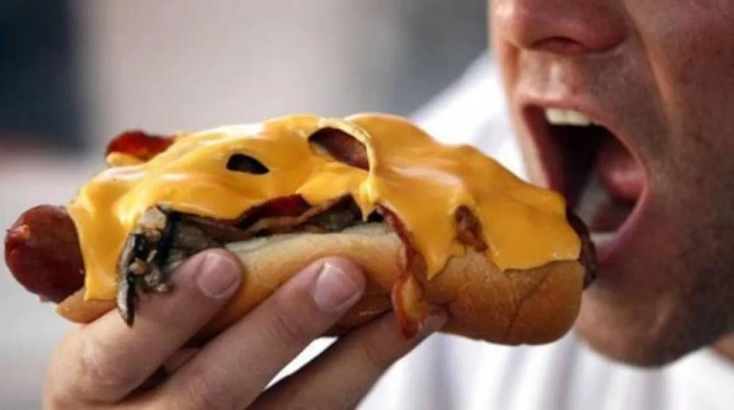 تناول البيتزا ​​والنقانق والبرغر قد يصيبك بالسرطان (رويترز)