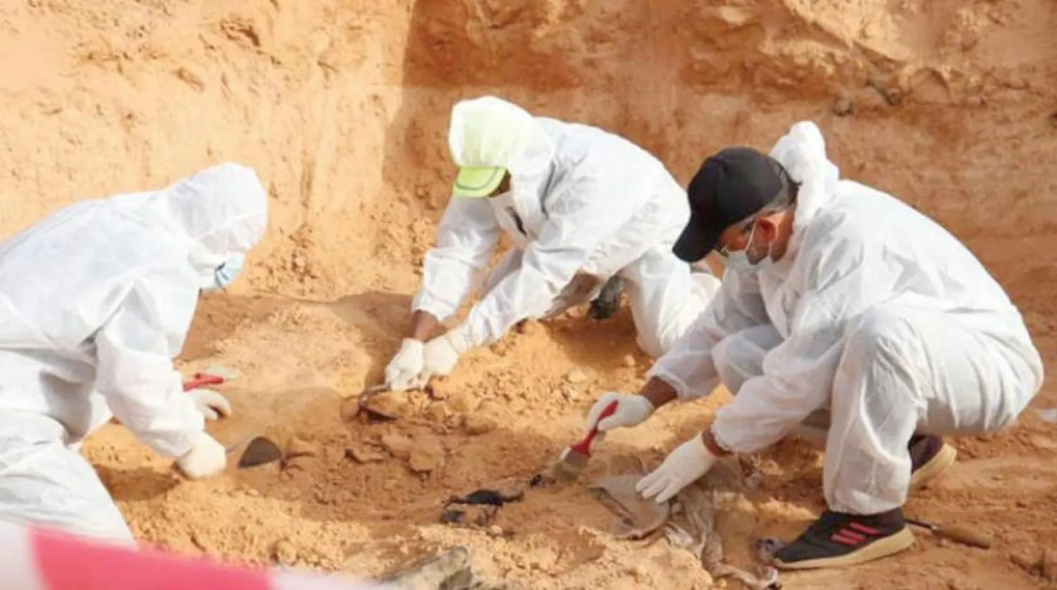 Tarhuna'da bulunan toplu mezarlarda cesetlerin çıkarılması süreci (Şarku'l Avsat)
