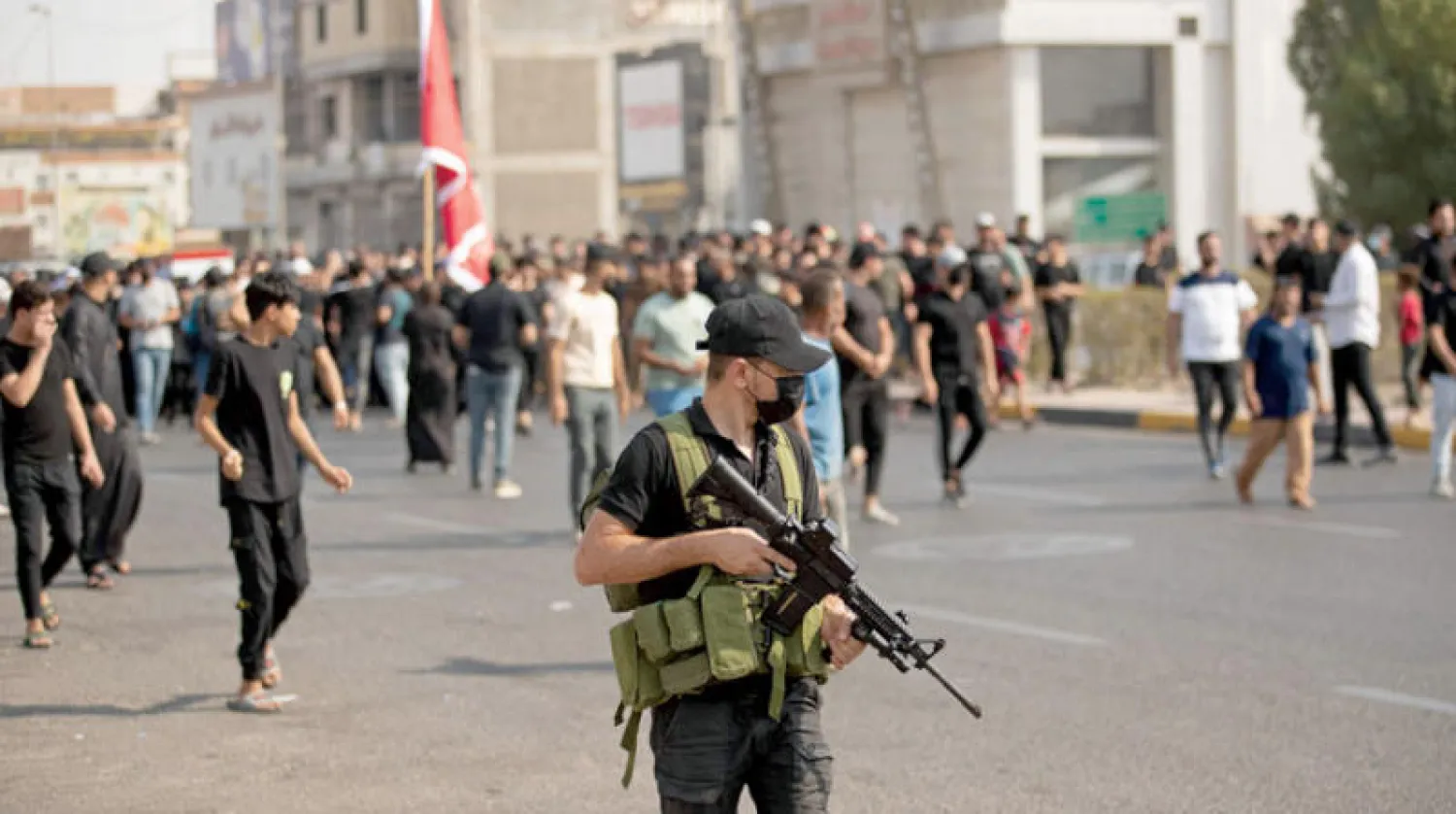 مناصرون مسلحون لـ»التيار الصدري» في البصرة (أ.ف.ب)