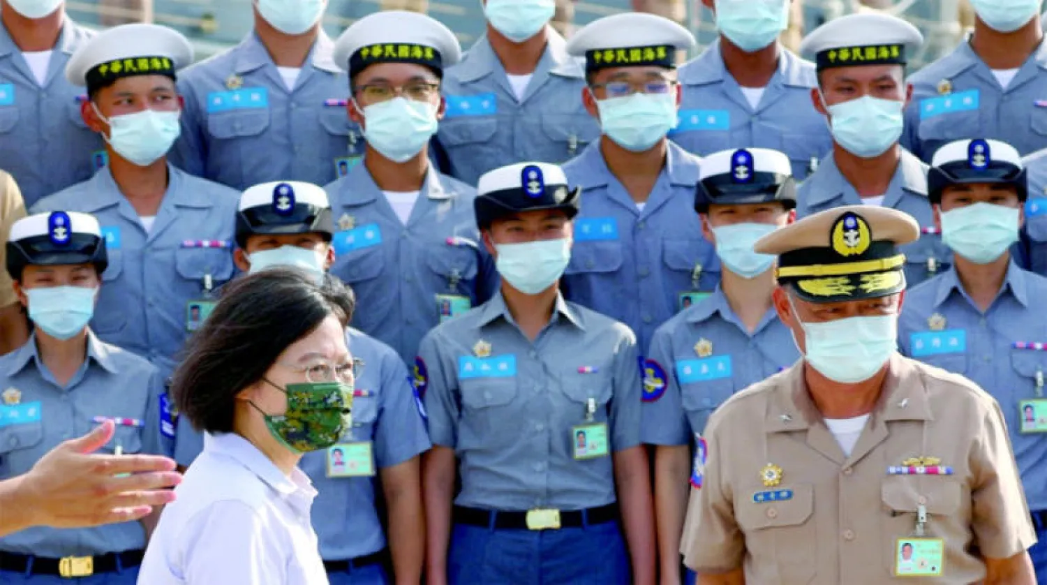 رئيسة تايوان في قاعدة عسكرية بجزر بينغو في 30 أغسطس (رويترز)