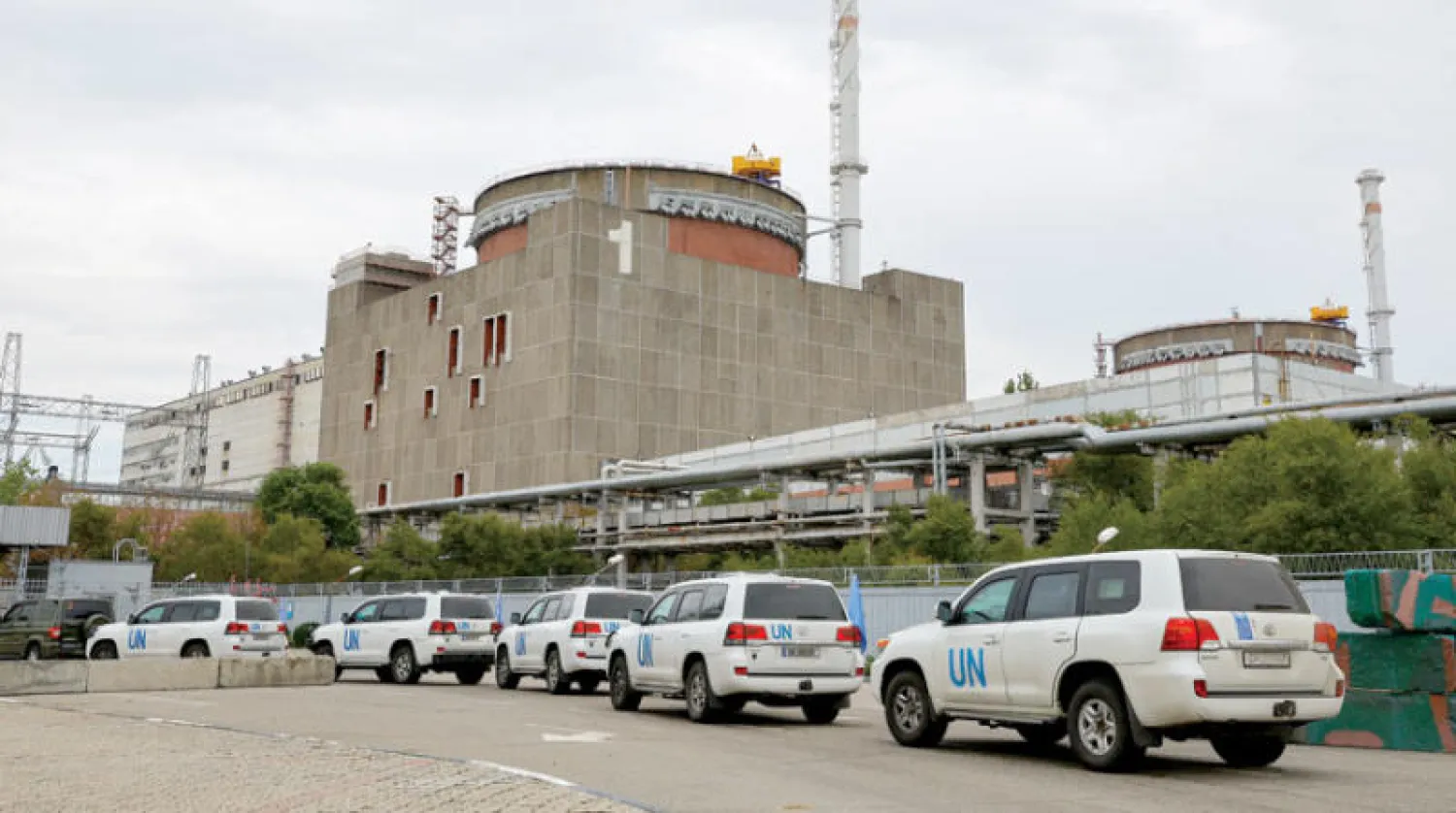 قافلة من سيارات البعثة الدولية وسط وجود مكثف للقوات الروسية على مقربة من المكان (رويترز)