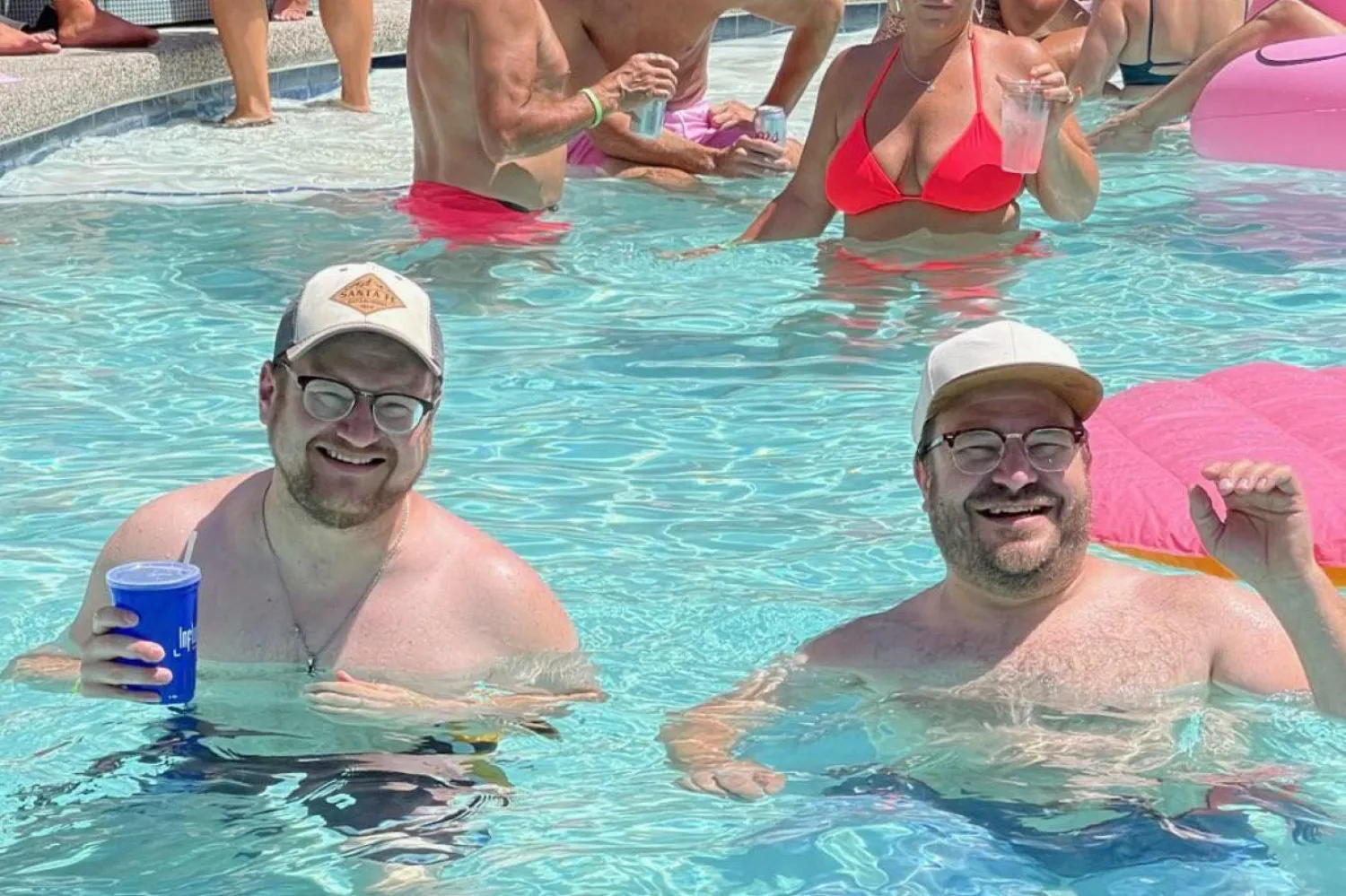 Birbirine tıpatıp benzeyen iki adam havuzda poz verdi (Reddit / Sean Douglas McArdle)

