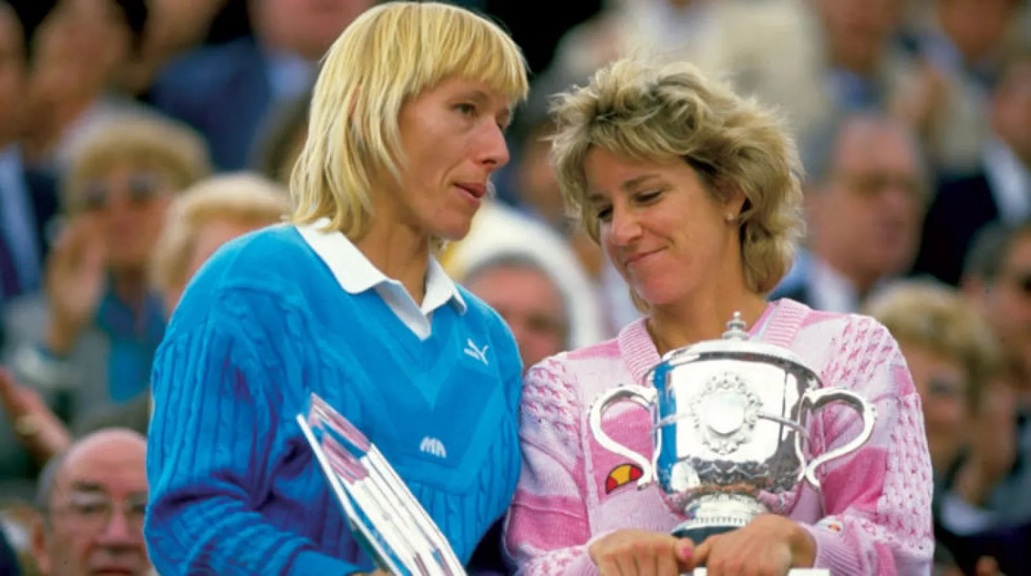 كريس إيفرت حين تتويجها مع مارتينا نافراتيلوفا ببطولة رولان غاروس عام 1986 (غيتي)