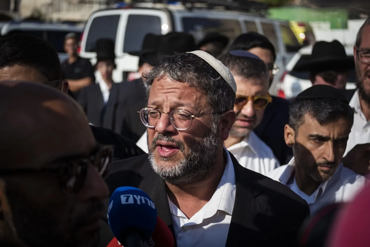 07 August 2022, Israel, Jerusalem: Itamar Ben-Gvir, leader of the Israeli far-right party Otzma Yehudit, speaks to the media as he enters the Al-Aqsa compound during the holy day Tisha B'Av,a day commemorating the destruction of ancient Jerusalem temples. (dpa)