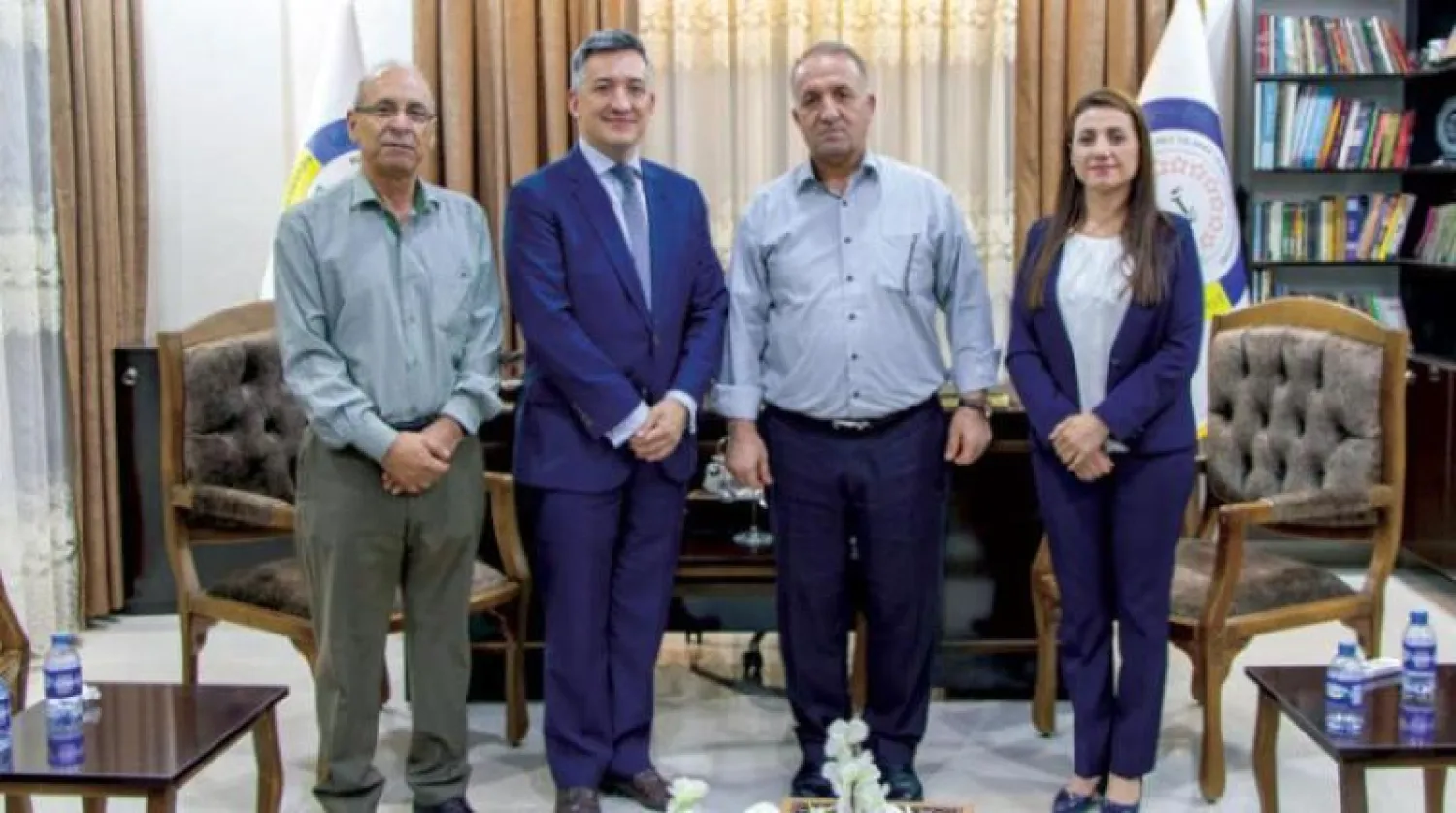 نيكولاس غرينجر (الثاني من اليسار) خلال لقائه وفد الأحزاب السياسية التابعة لـ«الإدارة الذاتية» لشمال وشرق سوريا (الشرق الأوسط)