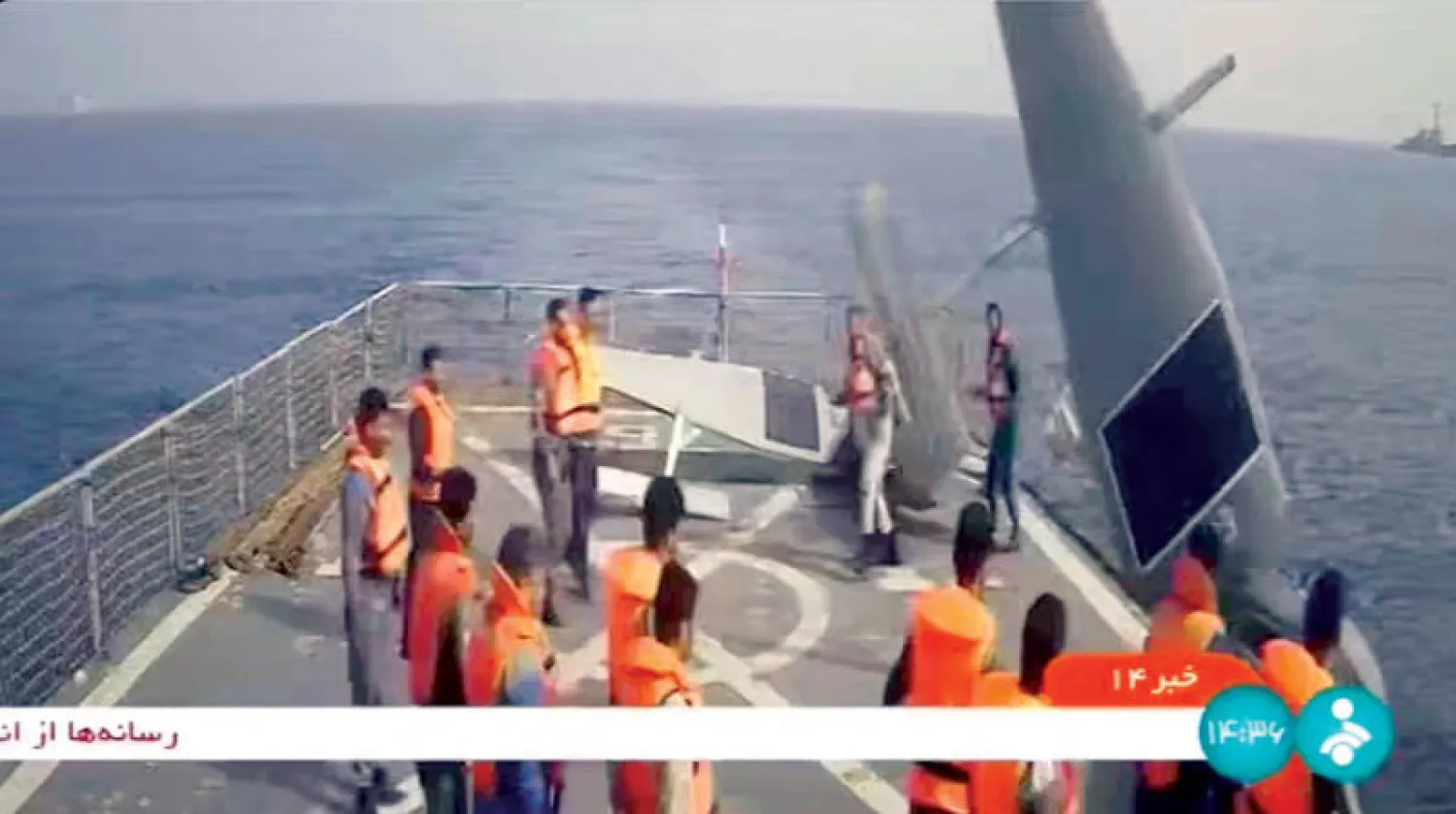لقطات بثها التلفزيون الحكومي الإيراني لبحارة إيرانيين على متن المدمرة جماران أثناء احتجاز قاربين مسيّرين أميركيين  في البحر الأحمر أول من أمس (أ.ب)