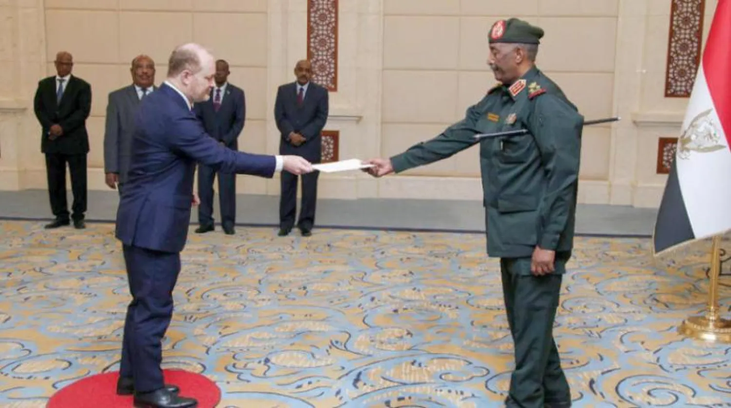 Godfrey presents his credentials to General Al-Burhan at the Republican Palace (SUNA)
