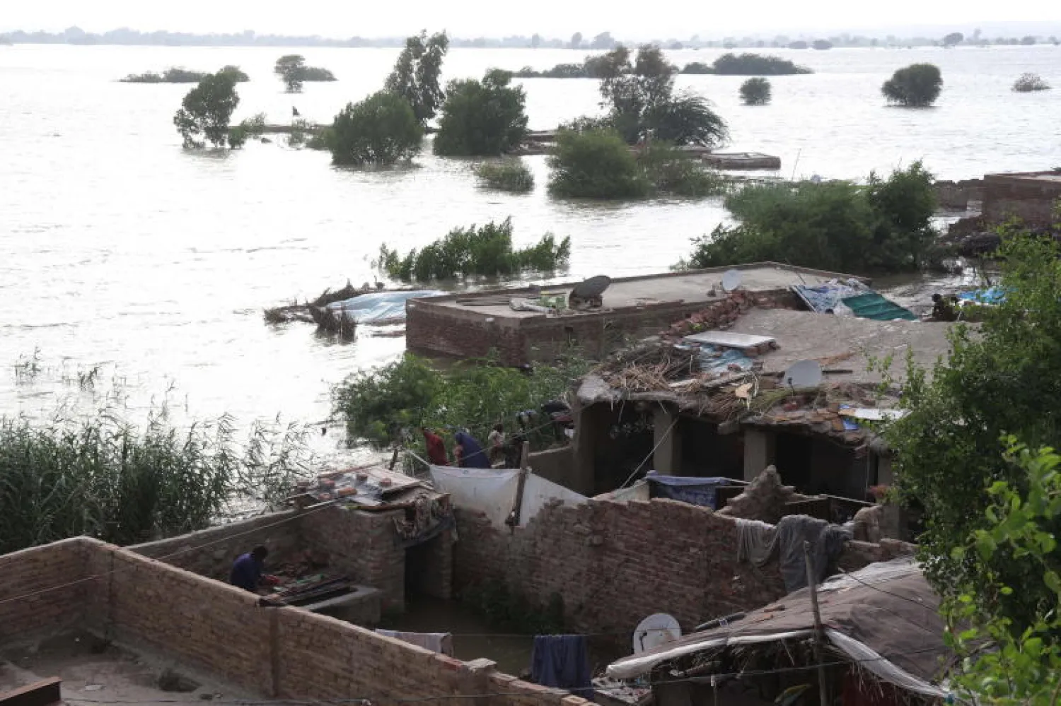 جانب من الفيضانات في باكستان (إ.ب.أ)