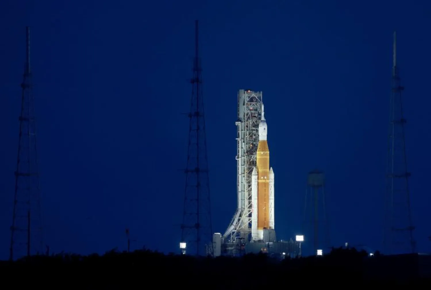 «أرتميس» على منصة الإطلاق (أ.ف.ب)