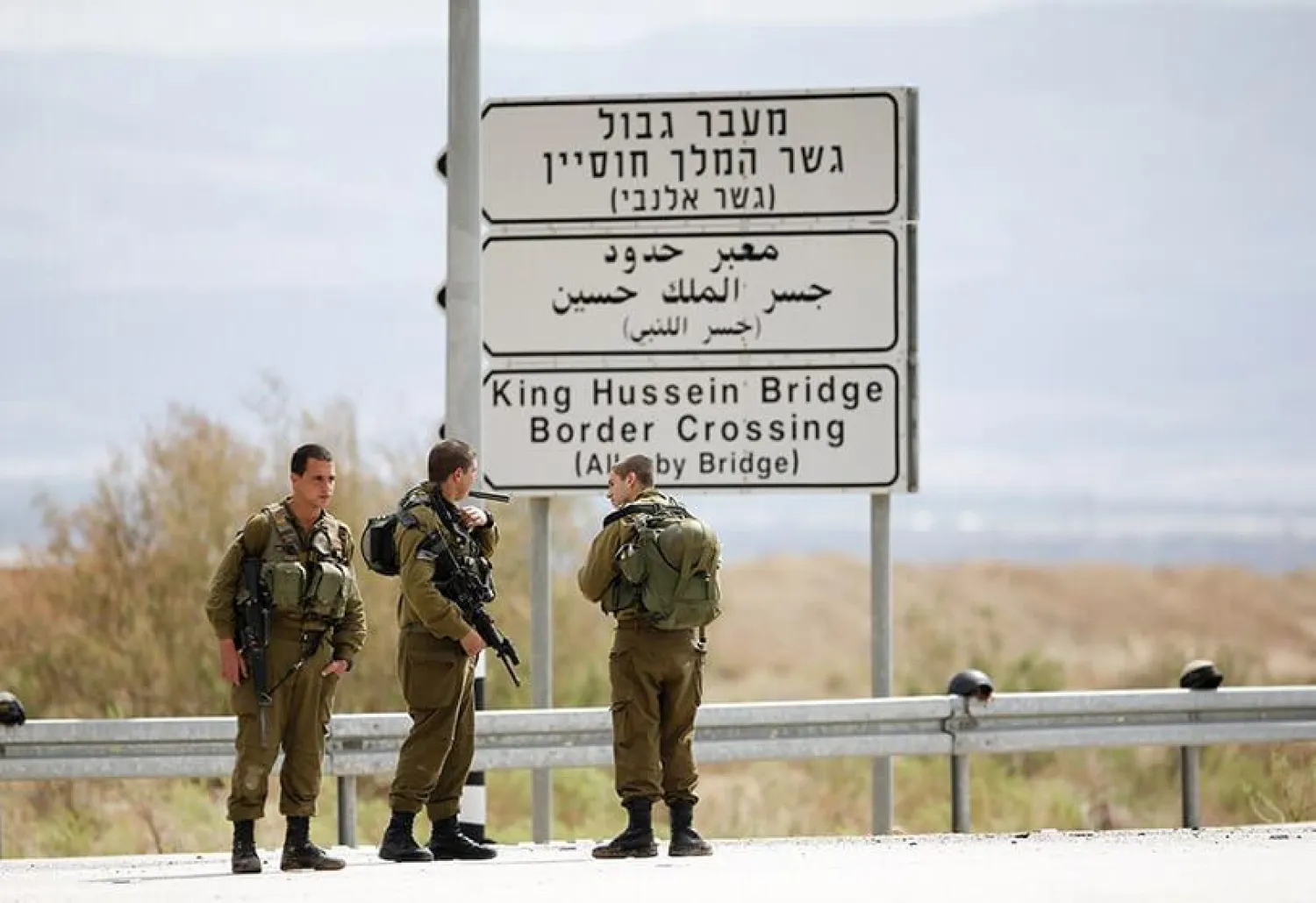 جنود إسرائيليون في الجانب الإسرائيلي من جسر الملك حسين بين الأردن والضفة الغربية (رويترز)
