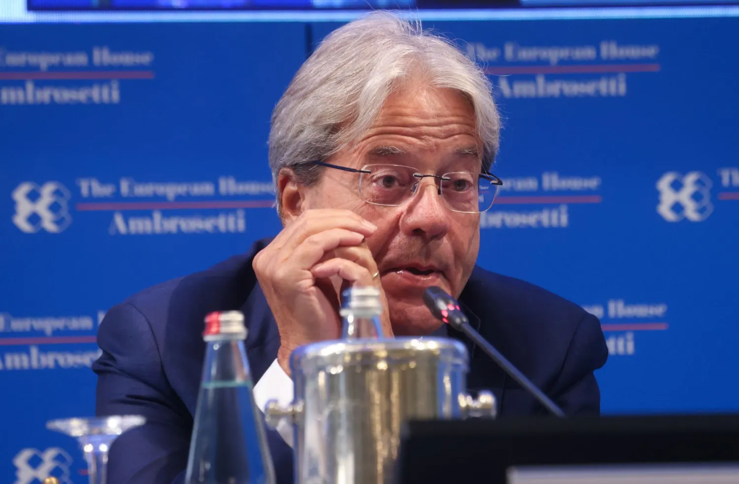 مفوض الاقتصاد في الاتحاد الأوروبي باولو جنتيلوني يتحدث في تشيرنوبيو (إ.ب.أ)