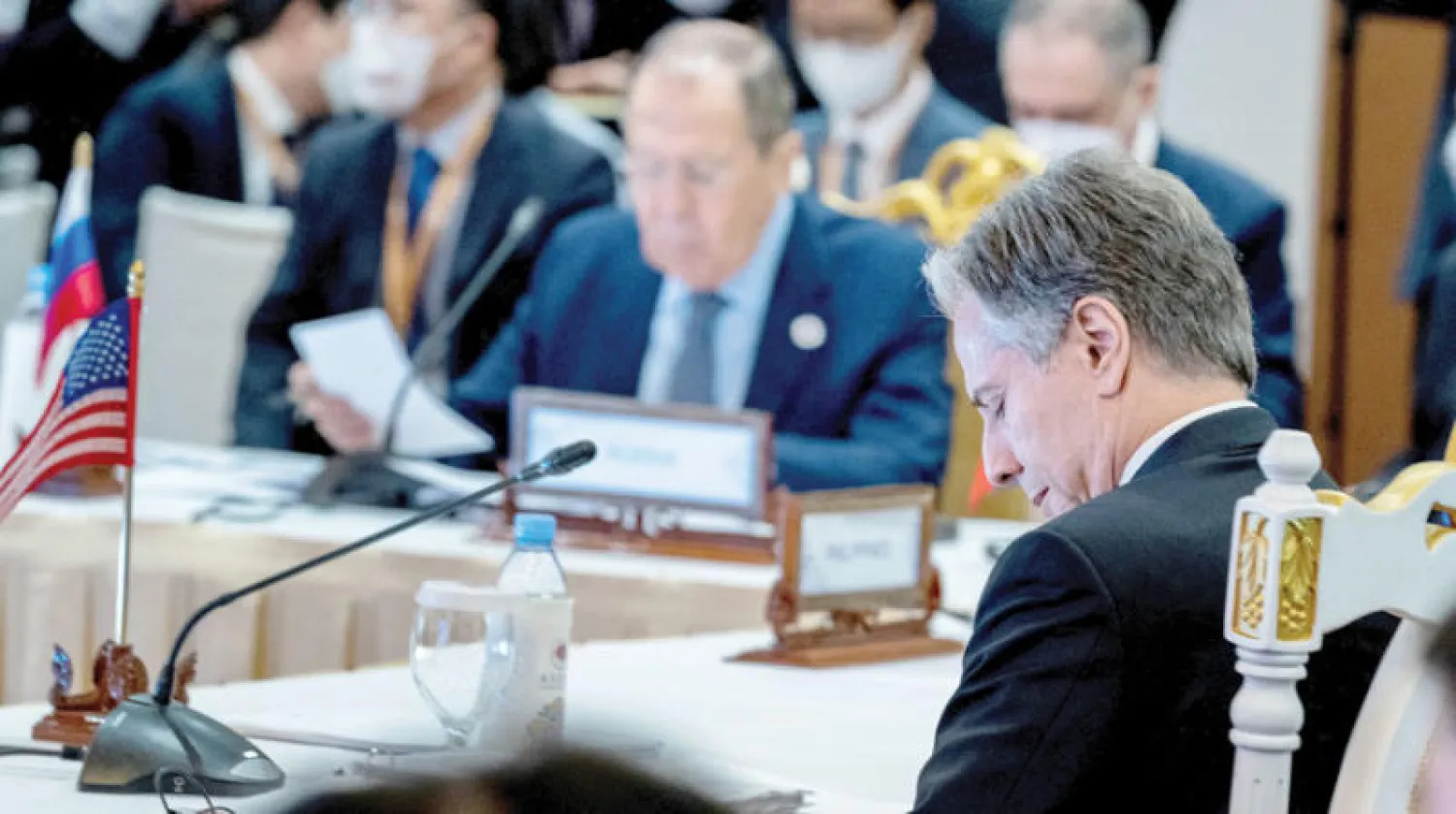 لافروف الممنوع من دخول الأراضي الأميركية بسبب العقوبات لن يتمكن من حضور اجتماعات الجمعية العمومية في نيويورك - وفي الصورة مع نظيره الأميركي بلينكن (يمين) خلال اجتماعات وزراء خارجية آسيان (رويترز)