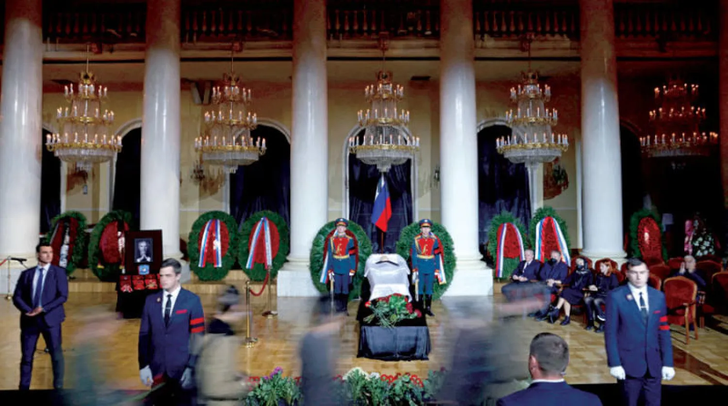 مواطنون يلقون النظرة الأخيرة على نعش غورباتشوف في موسكو أمس (أ.ف.ب)