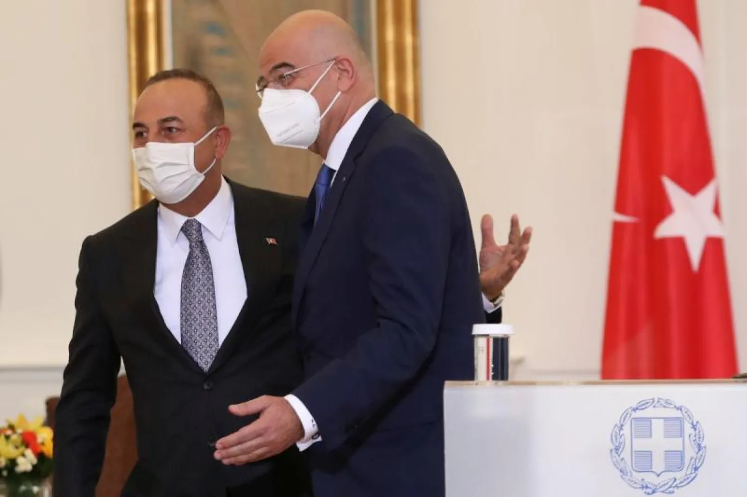 وزير الخارجية اليوناني نيكوس ديندياس ونظيره التركي مولود جاويش أوغلو في أثينا مايو (أيار) 2021 (أرشيفية - رويترز)