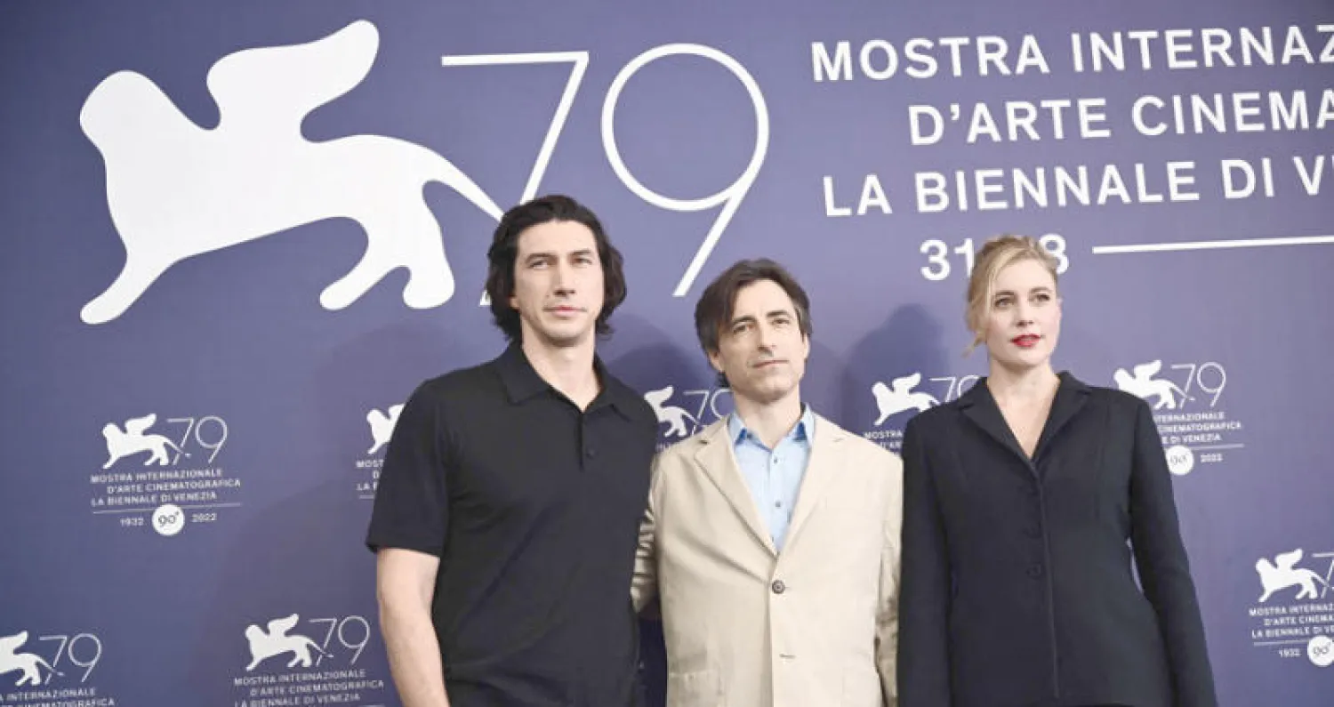 نوا بومباك مخرج فيلم «ضجة بيضاء» مع بطلي فيلمه آدم درايفر وغريتا غرويغ في مهرجان فينيسيا (أ.ف.ب)