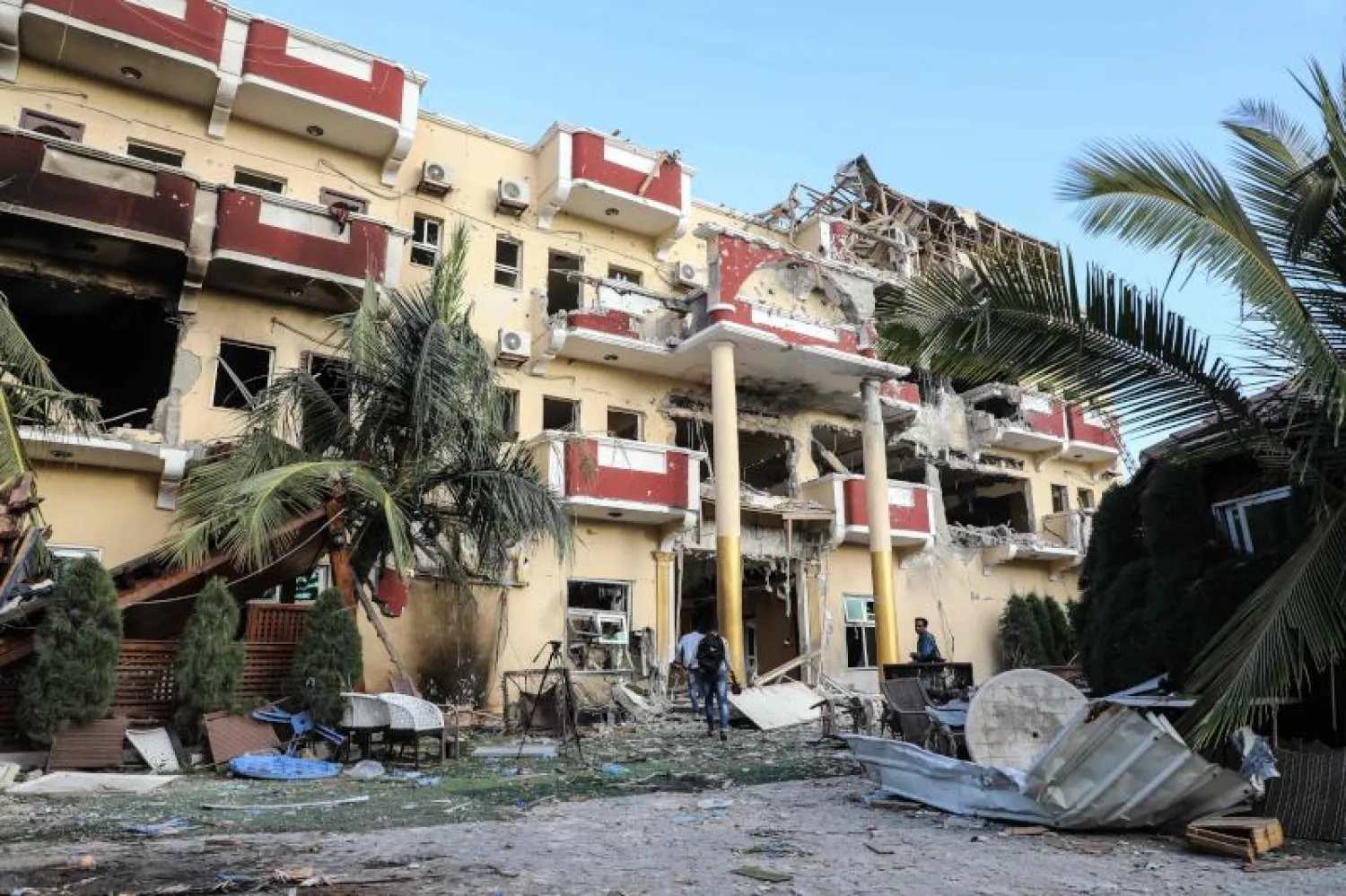 جانب من الدمار جراء هجوم «الشباب» على فندق في مقديشو قبل أسبوعين (أ.ف.ب)