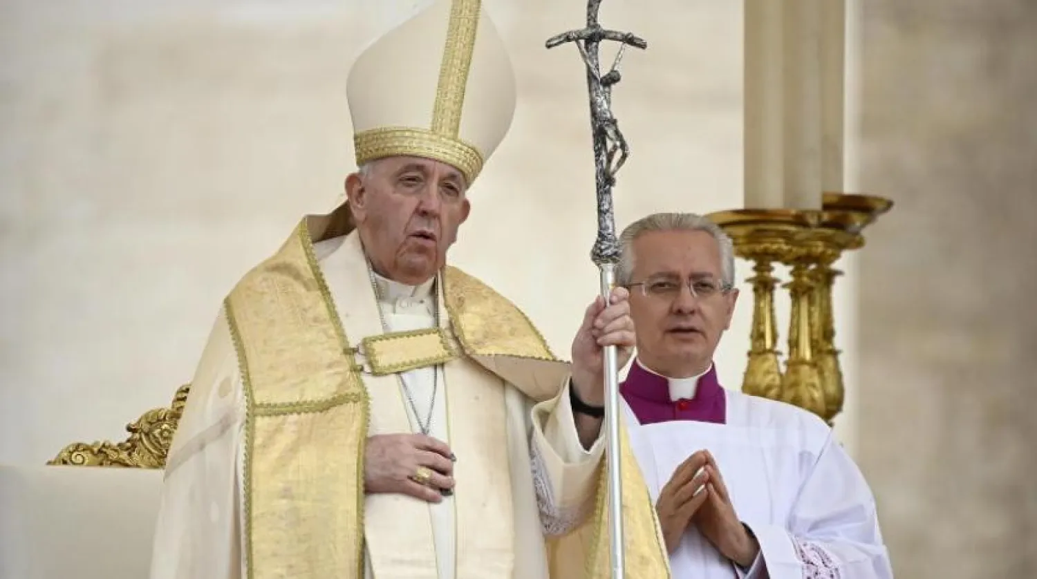 Papa Franciscus (solda) dün Vatikan’daki Aziz Petrus Meydanı’nda düzenlenen ayinde (AFP)