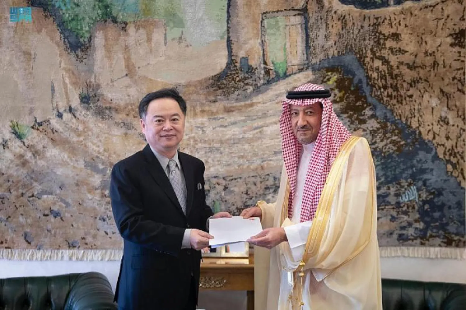 السفير الصيني خلال تسليمه الرسالة إلى نائب وزير الخارجية السعودي (واس)