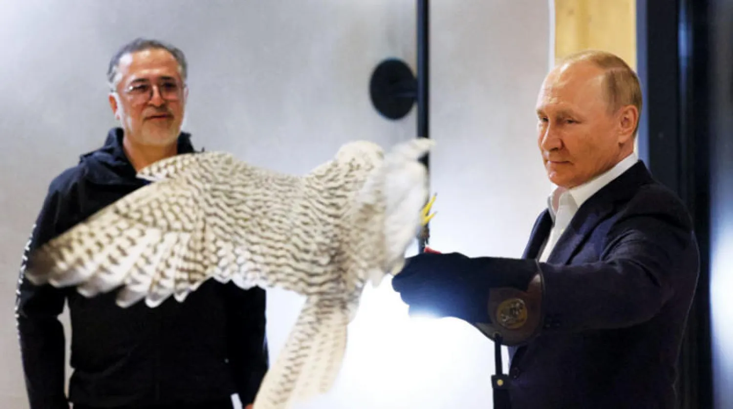 الرئيس الروسي يحمل صقراً خلال زيارة إلى مركز لحماية الطيور الجارحة في مدينة بتروبافلوفسك - كاماتشاتسكي أمس (إ.ب.أ)