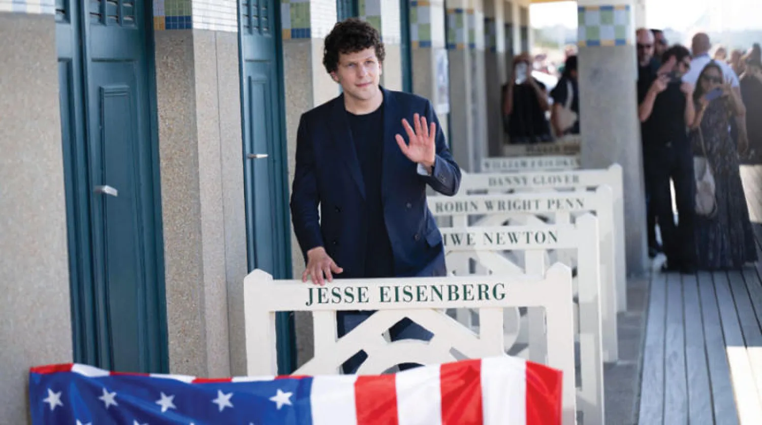 الممثل جيسي أيزنبرغ يدشن المقصورة (أ.ف.ب)