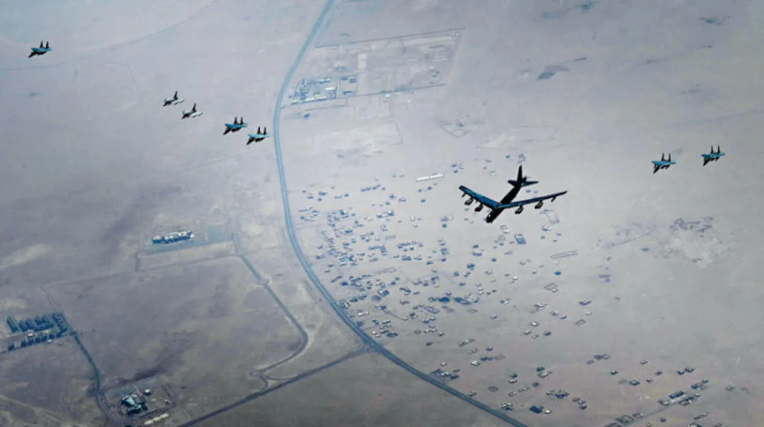 صورة وزعها سلاح الجو الأميركي من قاذفة «بي 52» أثناء تحليقها وسط سرب من المقاتلات في منطقة بالخليج العربي أول من أمس