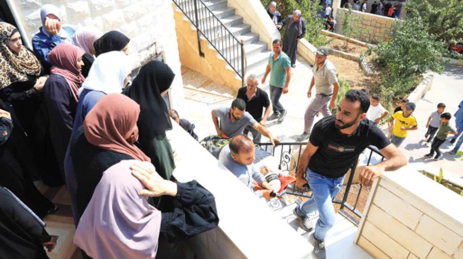 مشيعون فلسطينيون يحملون جثمان طاهر زكارنة في قرية قباطية بالضفة الاثنين (إ.ب.أ)