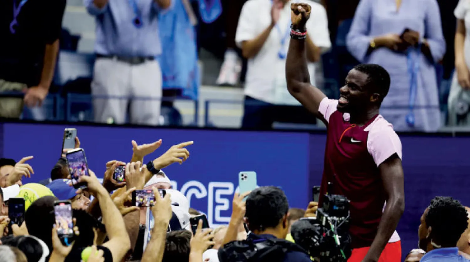 تيافو يحتفل بانتصاره المدوي بين جماهير بلاده (أ.ف.ب)