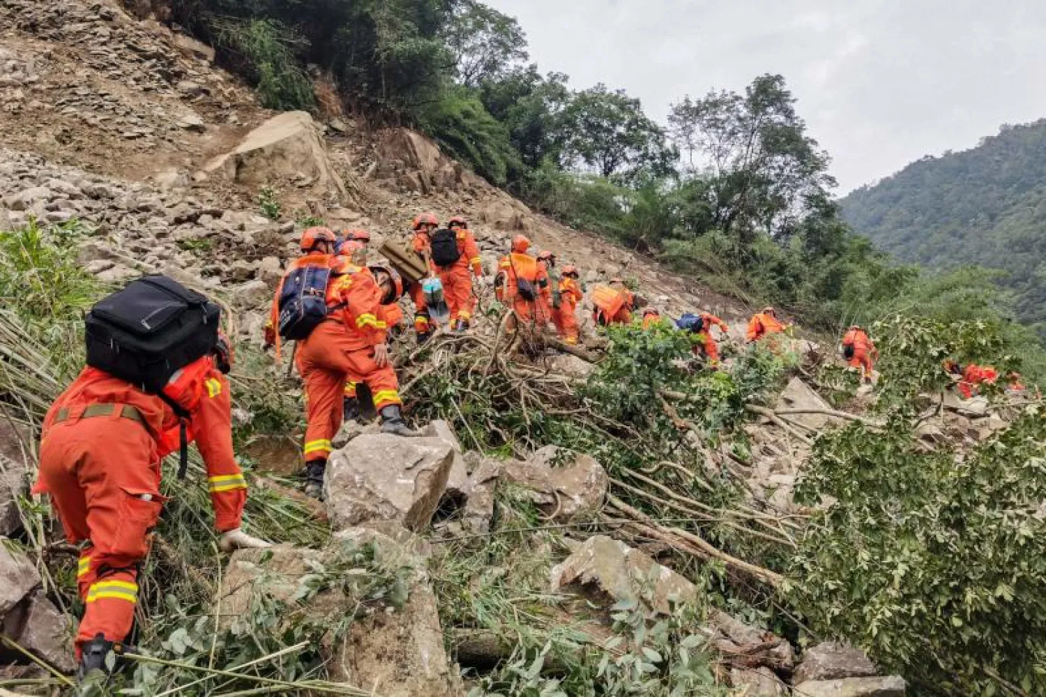 أدى الزلزال إلى وقوع ضحايا (أ.ف.ب)