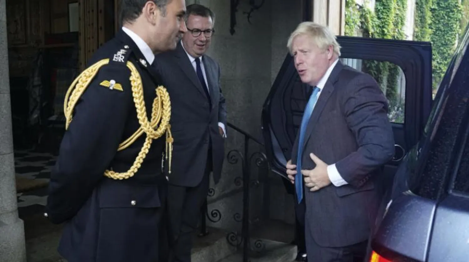 Johnson, Kraliçe 2. Elizabeth ile görüşmek için Balmoral Şatosu’na gitti (AP)