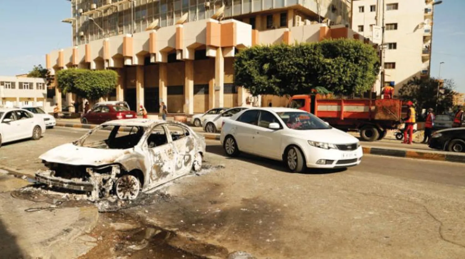 Ağustos ayı sonlarında Trablus'ta patlak veren çatışmalar sırasında zarar gören araçlar (AP)